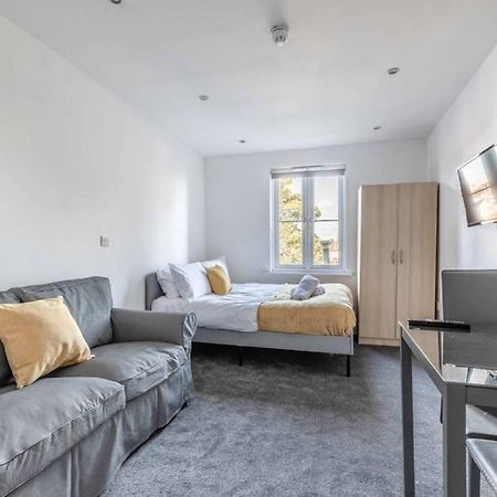 Modern Apartment On Egham High St And Close To Royal Holloway Zewnętrze zdjęcie