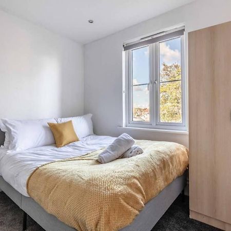 Modern Apartment On Egham High St And Close To Royal Holloway Zewnętrze zdjęcie