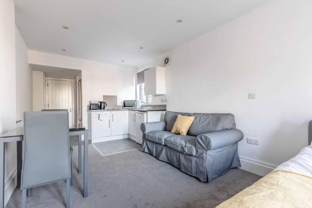 Modern Apartment On Egham High St And Close To Royal Holloway Zewnętrze zdjęcie