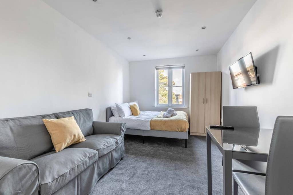 Modern Apartment On Egham High St And Close To Royal Holloway Zewnętrze zdjęcie