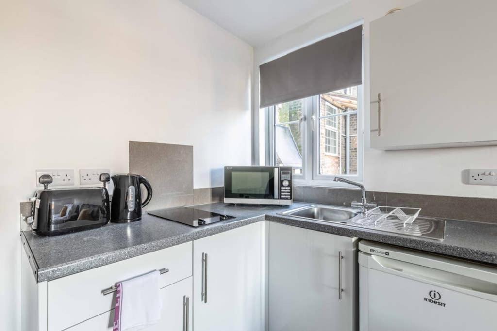 Modern Apartment On Egham High St And Close To Royal Holloway Zewnętrze zdjęcie