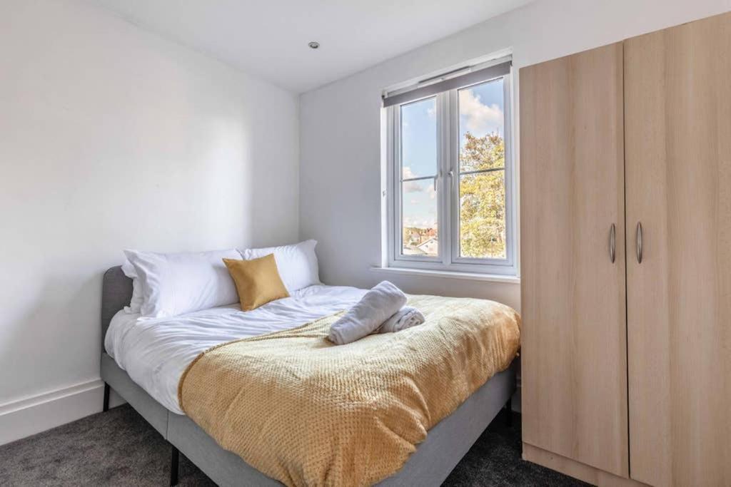 Modern Apartment On Egham High St And Close To Royal Holloway Zewnętrze zdjęcie