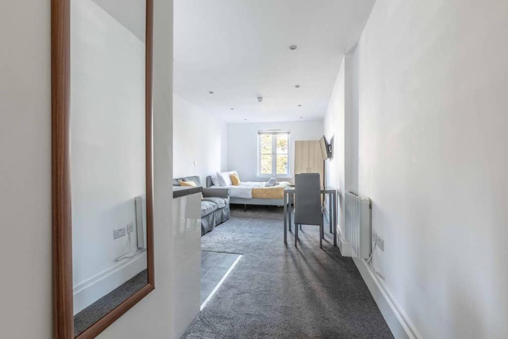 Modern Apartment On Egham High St And Close To Royal Holloway Zewnętrze zdjęcie