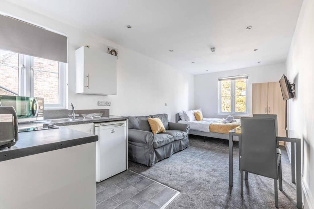 Modern Apartment On Egham High St And Close To Royal Holloway Zewnętrze zdjęcie